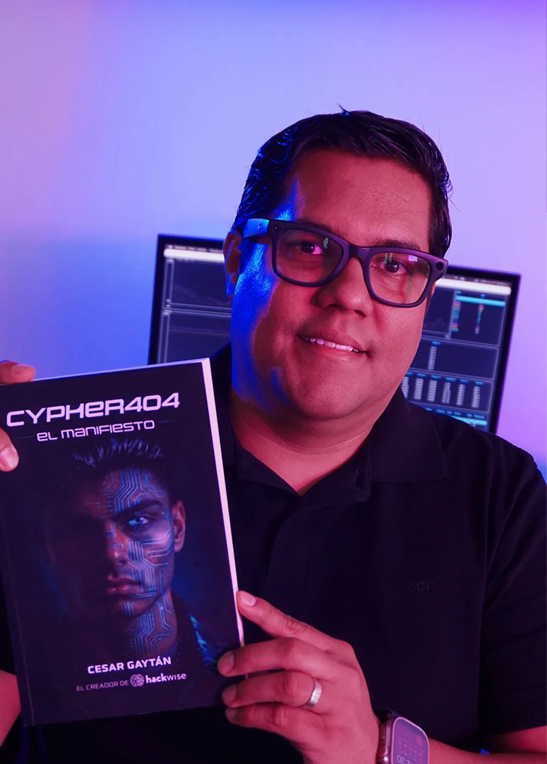César Gaytán sosteniendo el libro Cypher404 — El Manifiesto